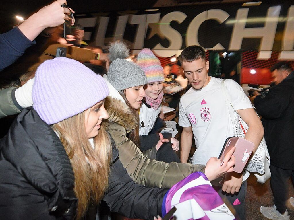 Florian Wirtz beim Selfies schieen mit Fans vor dem Hotel Reinach in Munzingen