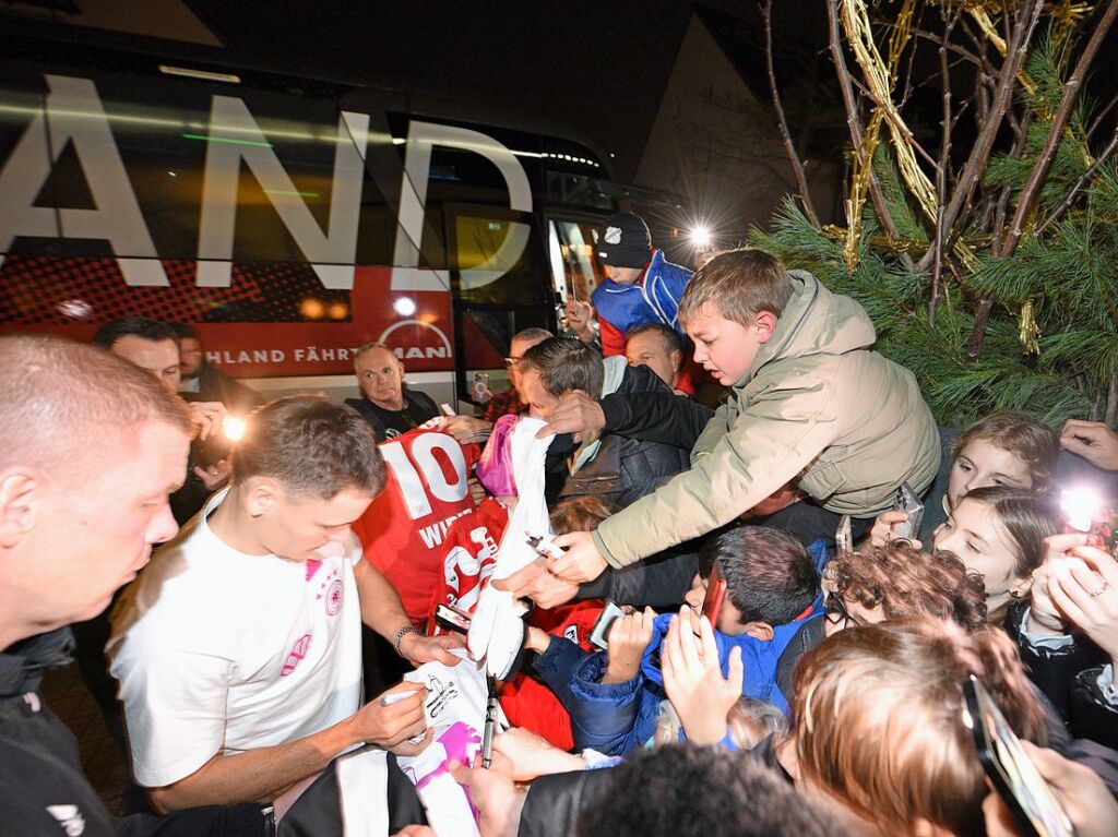 Florian Wirtz gibt Autogramme bei der Ankunft der Nationalelf in Munzingen.