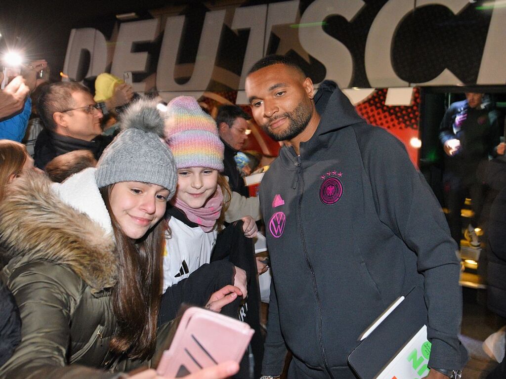 Jonathan Tah posiert fr ein Selfie mit Fans.