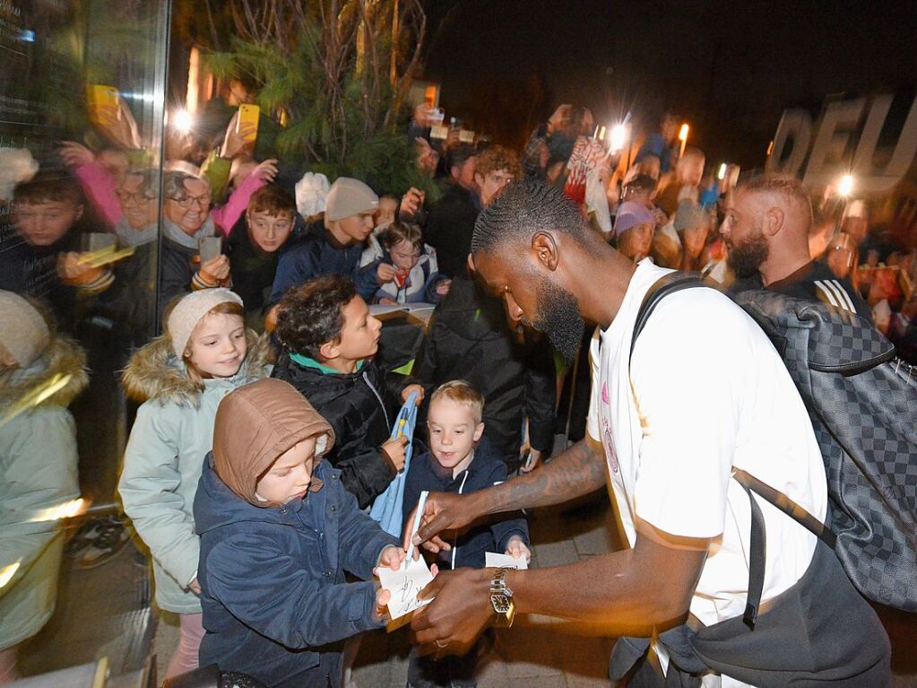 Auch Abwehrchef Antonio Rdiger musste Autogramme schreiben.