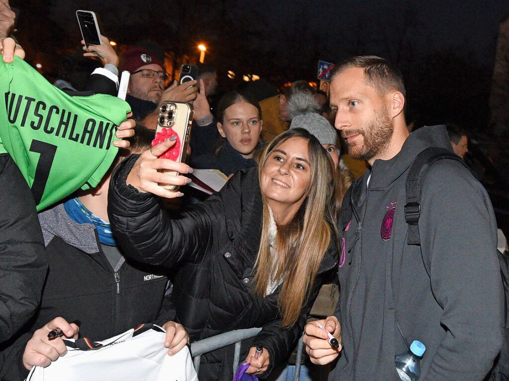 Oliver Baumann steht fr Selfies parat.