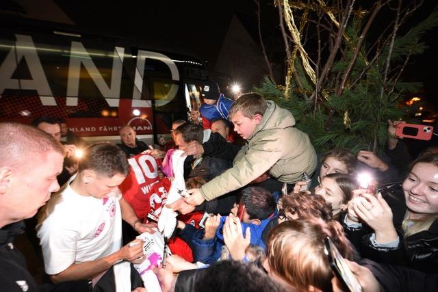 200 Fans jubeln den DFB-Nationalspielern bei der Ankunft in Freiburg-Munzingen zu