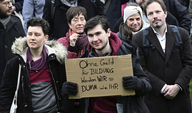 Protest mit provokantem Pappschild am Freitag in der Landeshauptstadt  | Foto: Franziska Kraufmann (dpa)