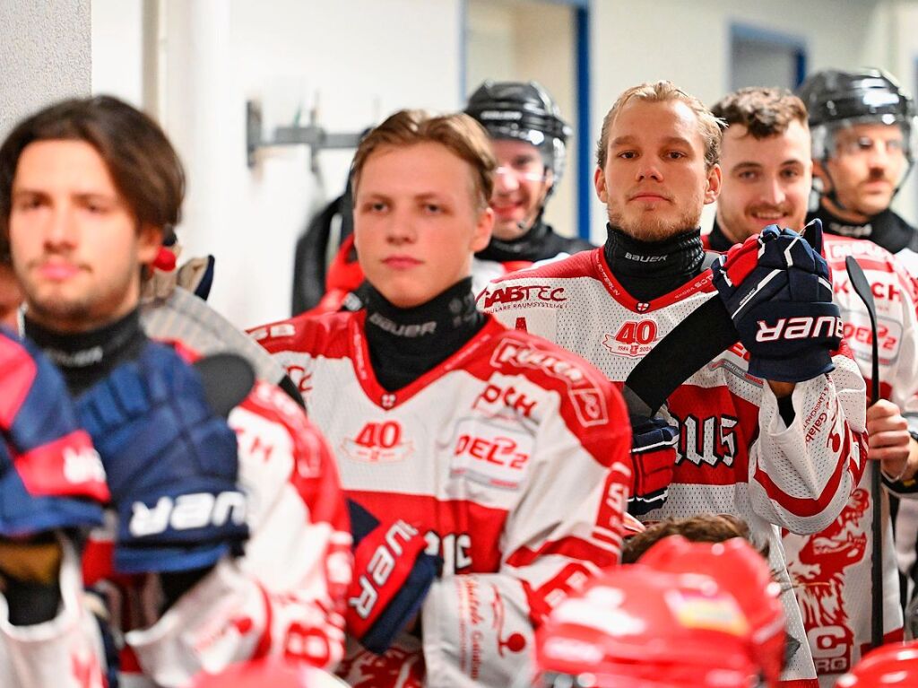 Bereit fr das Jubilumsspiel: Die Mannschaft des EHC Freiburg im Zambonigang vor dem Einlauf aufs Eis.