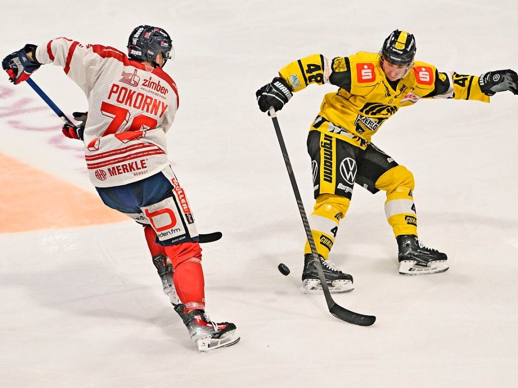 EHC-Verteidiger Calvin Pokorny (links) gegen den Krefelder Maximilian Adam