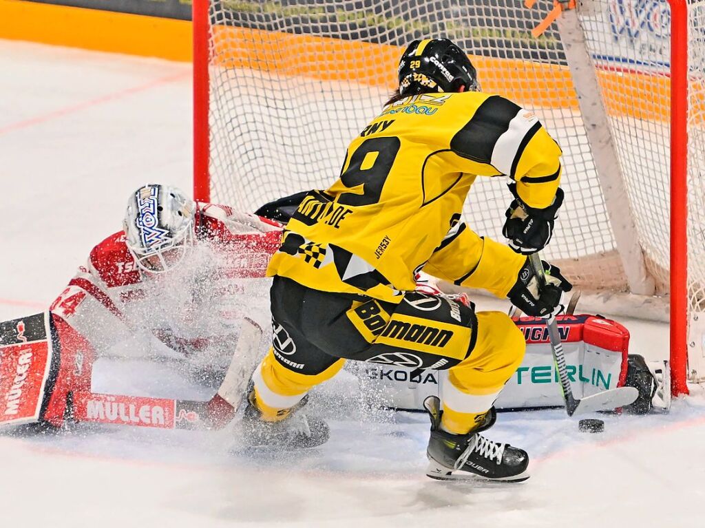 Ein sicherer Rckhalt war EHC-Goalie Patrik Cerveny, der unter anderem im zweiten Drittel binnen einer Minute zwei Sololufe der Pinguine sensationell abwehrte. Hier gibt’s noch eine Eisdusche von David Cerny obendrauf.