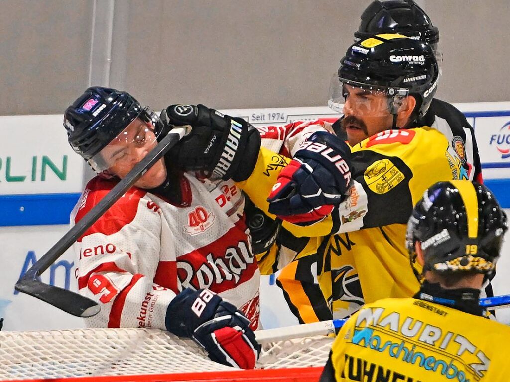 Kleiner Disput unter Eishockeyspielern: EHC-Strmer Nikolas Linsenmaier (links) wird unsanft maltrtiert.