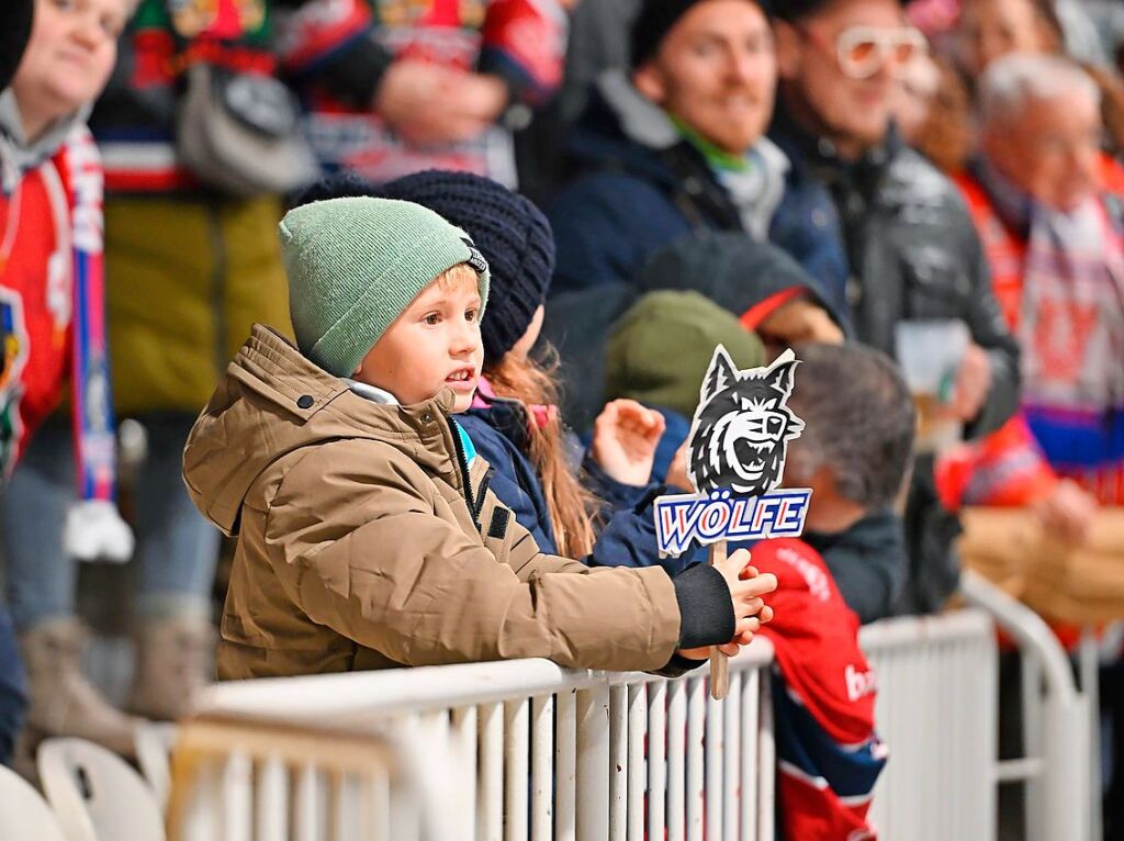 Der EHC Freiburg hat mit dem Jubilumsspiel gegen die Krefeld Pinguine sein 40-jhriges Bestehen gefeiert.