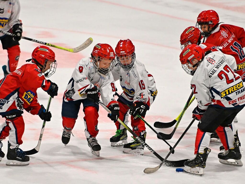 In der ersten Drittelpause wuselte der EHC-Nachwuchs bers Eis: Die Freiburger U9 zeigte in einem Einlagespiel ihr Knnen.