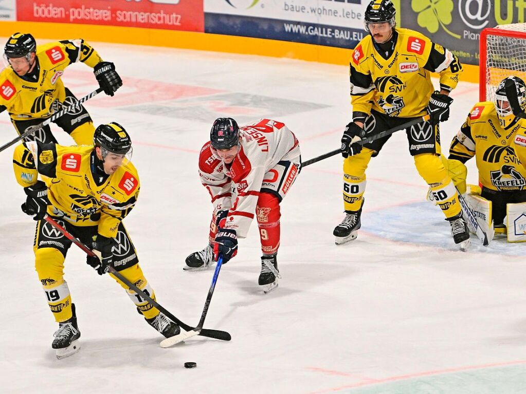 Auch die Pinguine waren defensiv, hier gegen EHC-Strmer Nikolas Linsenmaier, gefordert.