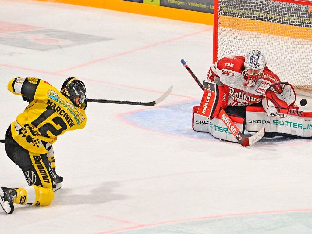 Pinguin Matt Marcinew (links) scheitert an EHC-Torwart Patrik Cerveny