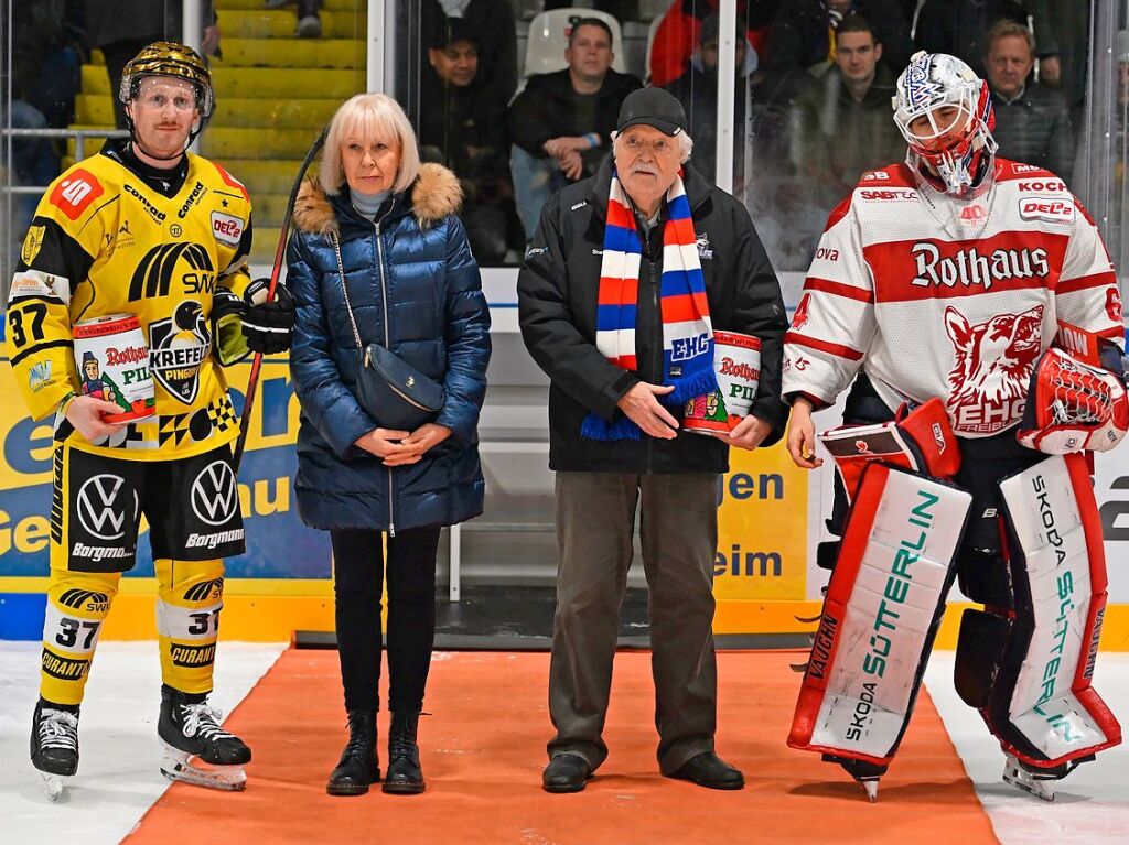 Bei den Freiburgern wurde Patrik Cerveny (von rechts) zum Spieler des Abends gewhlt, geehrt vom langjhrigen EHC-Mannschaftsbetreuer Jrg „Sharky“ Ehret. Daneben  Mirka Dolak und Max Newton.