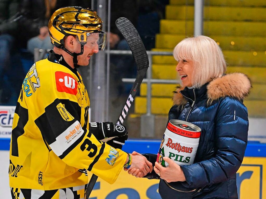 Mirka Dolak (rechts), Witwe der EHC-Vereinslegende Thomas Dolak, durfte bei den Krefeldern Max Newton zum Spieler des Abends auszeichnen. Der Kanadier schoss die Pinguine erst in die Verlngerung und dort zum 3:2-Sieg.