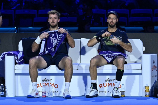 Kevin Krawietz (l) und Tim P&uuml;tz (...n im Endspiel des Tennis-Saisonfinals.  | Foto: Domenico Cippitelli/Ipa Sport/LiveMedia/IPA via ZUMA Press/dpa