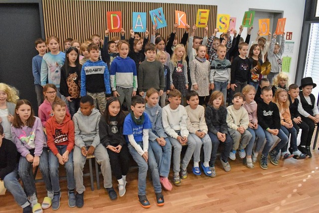 Die Schulkinder bedankten sich mit Mus...m Theaterstck fr die Schulsanierung.  | Foto: Thomas Loisl Mink