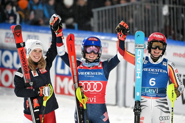 Siegerin Mikaela Shiffrin (Mitte), Kat...uf Platz drei (rechts) jubeln in Levi.  | Foto: Jussi Nukari/Lehtikuva/dpa