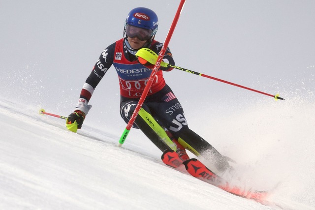 An US-Star Mikaela Shiffrin war mal wieder kein Rankommen.  | Foto: Marco Trovati/AP/dpa