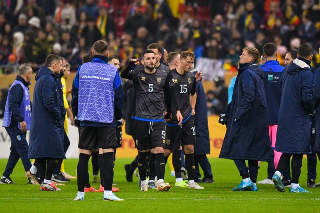 Kosovos Nationalmannschaft verl&auml;sst vorzeitig das Spielfeld.  | Foto: Alexandru Dobre/AP/dpa