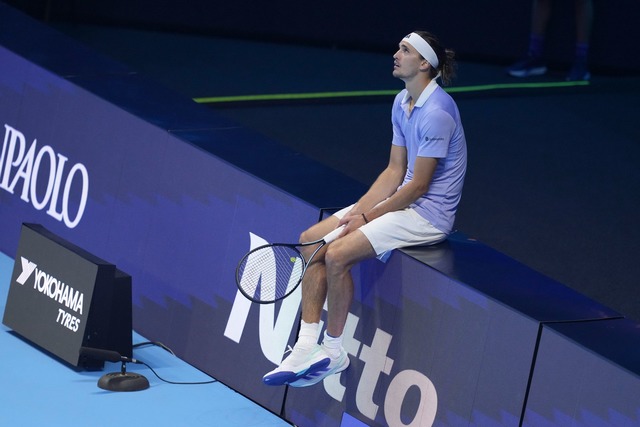 Alexander Zverev setzte sich zwischenz...Bande, als er auf Videobilder wartete.  | Foto: Antonio Calanni/AP/dpa