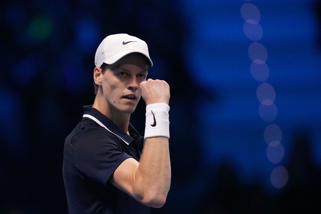 Publikumsliebling Jannik Sinner geht a...iel der ATP Finals gegen Taylor Fritz.  | Foto: Antonio Calanni/AP/dpa