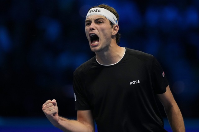 Zum vierten Mal nacheinander gewinnt Taylor Fritz gegen Alexander Zverev.  | Foto: Antonio Calanni/AP/dpa