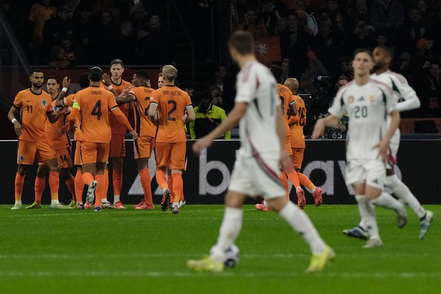 Die Niederlande gewinnen am Ende mit 4:0.  | Foto: Patrick Post/AP/dpa