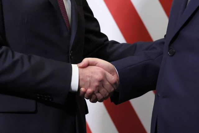 Biden und Xi geben sich die Hand.  | Foto: Leah Millis/Pool Reuters/AP/dpa