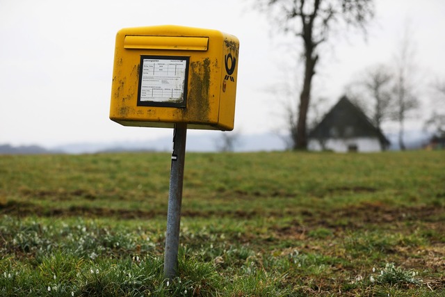 Ein Briefkasten der Deutschen Post ste...ner Siedlung im Bergischen Land (NRW).  | Foto: Oliver Berg/dpa