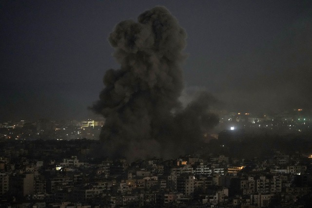 Israels Armee greift weiter Ziele im benachbarten Libanon an.  | Foto: Bilal Hussein/AP/dpa