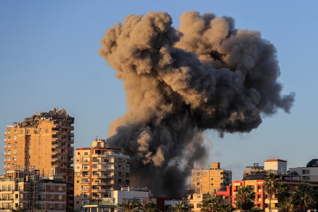 Auch die K&uuml;stenstadt Tyros im S&u...libanon wurde aus der Luft attackiert.  | Foto: Mohammed Zaatari/AP/dpa