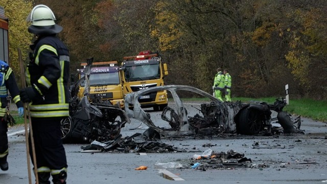 Rettungskrfte stehen neben den Trmme...echs Menschen ums Leben gekommen sind.  | Foto: Foto: Michel Fritzemeier (dpa)