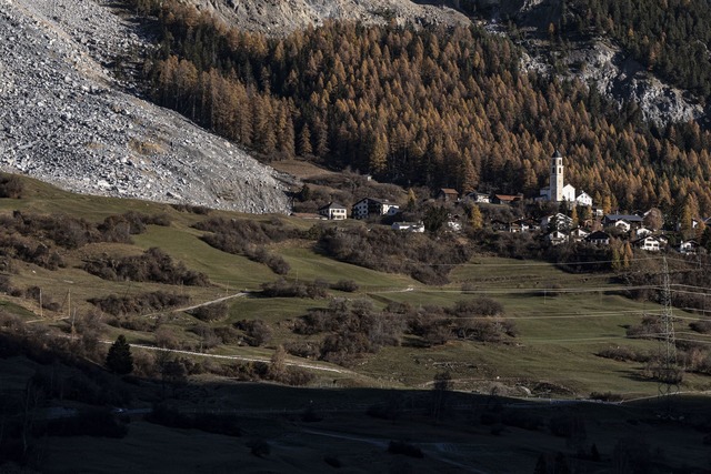 Der rund 500 Jahre alte Altar wurde au...che von Brienz in Sicherheit gebracht.  | Foto: Til Buergy/KEYSTONE/dpa