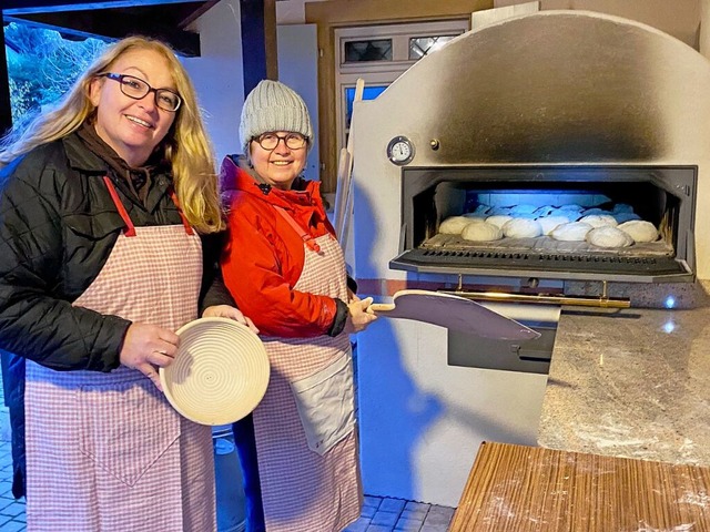 Susi Frulin und Michaela Schamberger (links) schieben die Brote in den Ofen.  | Foto: Jutta Schtz