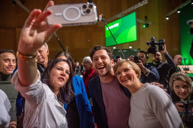 Die beiden neuen Gr&uuml;nen-Chefs und...lig;enministerin Baerbock beim Selfie.  | Foto: Michael Kappeler/dpa