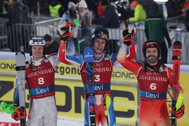 Sieger Clement Noel (Mitte) jubelt mit...istoffersen (links) und Loic Meillard.  | Foto: Marco Trovati/AP/dpa