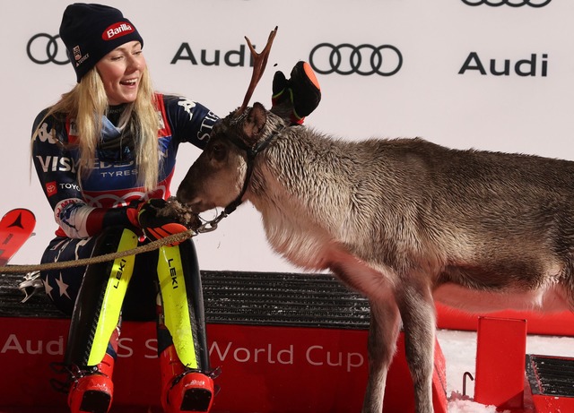 Als Siegerin bekommt Mikaela Shiffrin ... die Patenschaft f&uuml;r ein Rentier.  | Foto: Marco Trovati/AP