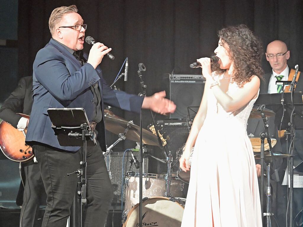 Ein Feuerwerk an Emotionen bereitete die Kilian Heitzler Band mit Mariam Chakly und Rainer Lenz den Gsten bei Nacht der Film-Musik, zu der Kiwanis and Friends in Emmendingen eingeladen hatten.