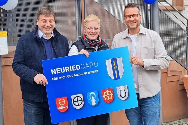 Ralph Friedrich, Annette Hilberts und ... sich ber den Start der Neuried-Card.  | Foto: Benedikt Stahl