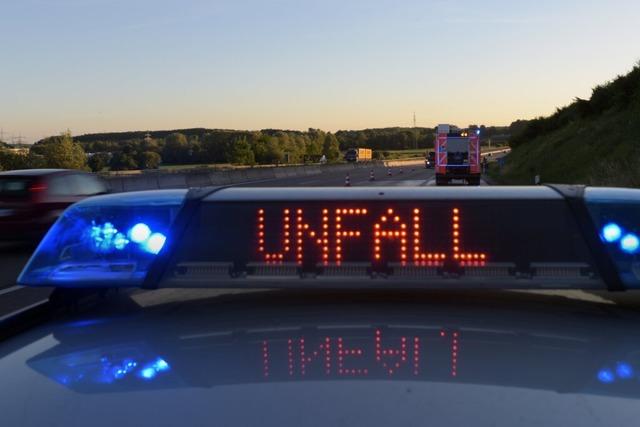 Unfall auf der A5 blockiert Autobahn bei Riegel ber Stunden