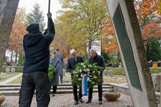 Brgermeister und Brigadegeneral gedenken in Mllheim den Opfern von Kriegen