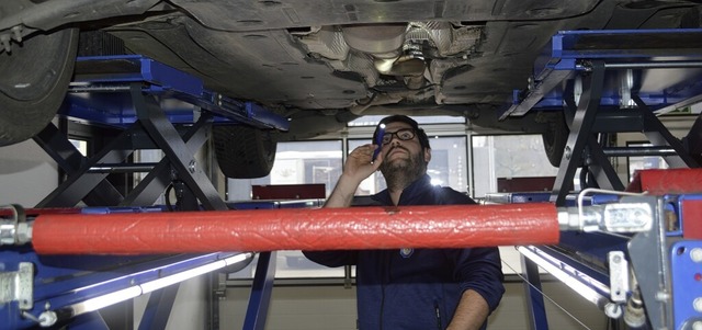 Maschinenbauingenieur Jannis Aselmann ...in Auto, das auf dem Prfstand steht.   | Foto:  