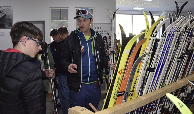 Der stellvertretende Skiclub-Vorsitzen...reas Gndinger-Harter bei der Beratung  | Foto: Ulrike Jger