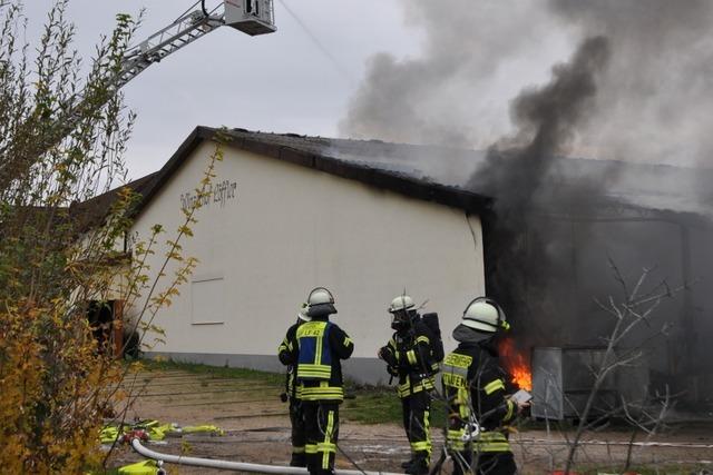 Lagerhalle beim Weingut Lffler in Staufen-Wettelbrunn in Flammen