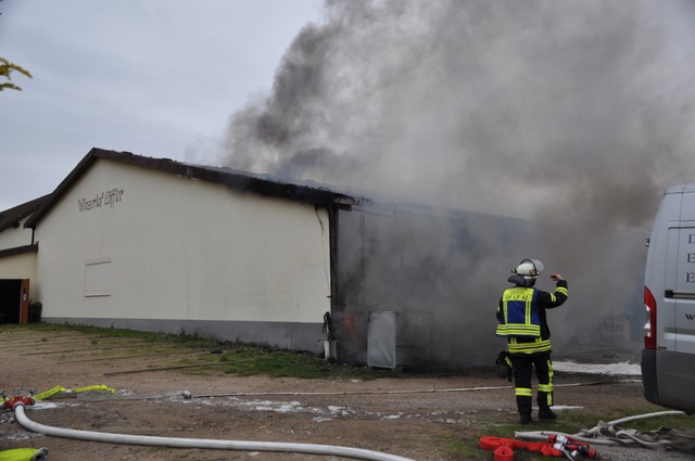 Rund 100 Feuerwehrleute waren bei dem Brand in Wettelbrunn im Einsatz.  | Foto: Rainer Ruther