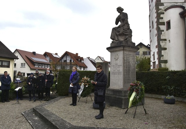 Brgerinnen und Brger in Gundelfingen... in Gedenken an die  Kriegsopfer inne.  | Foto: Andrea Steinhart