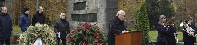 Bad Sckinger Gedenkfeier zum Volkstra...s). Am Pult Ortsvorsteher Fred Thelen.  | Foto: Marianne Bader