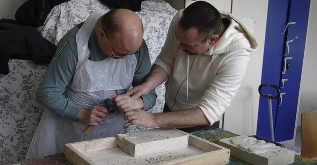 Bildhauers Michael Jaks (rechts) zeigt...ie, wie mit Kalkstein gearbeitet wird.  | Foto: Erich Hipp 