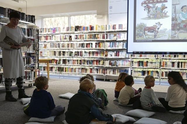 Kinder folgen begeistert dem Vortrag der Lesepatin