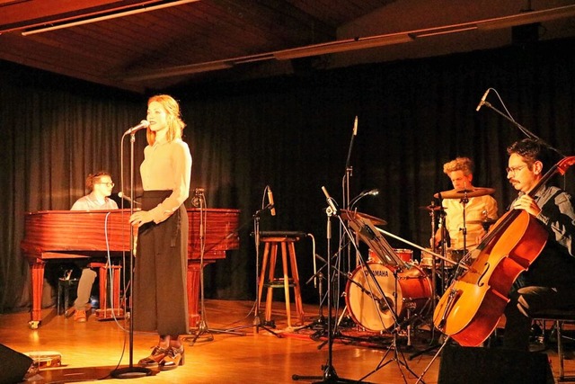 Magdalena Ganter sorgte mit ihren Lied...im Auftritt im Saal des Paulinerheims.  | Foto: Martha Weishaar