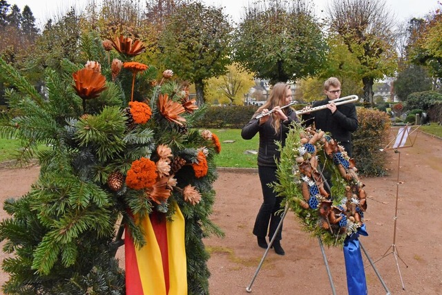 Svea und Josua Gayer umrahmten die Feier mit Musik von Orgel, Flten und Gesang.  | Foto: Thomas Loisl Mink